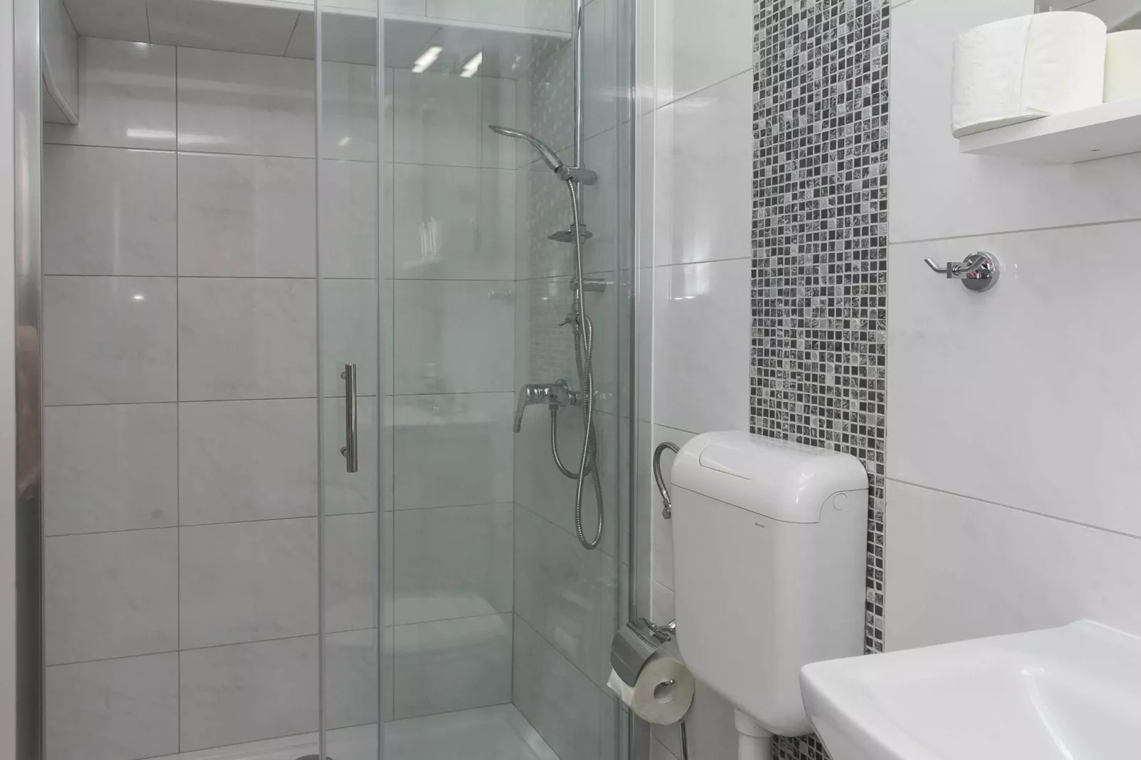 Villa Mirjana - Standard Studio Apartment with Terrace and Sea View (Lavanda)-Bathroom