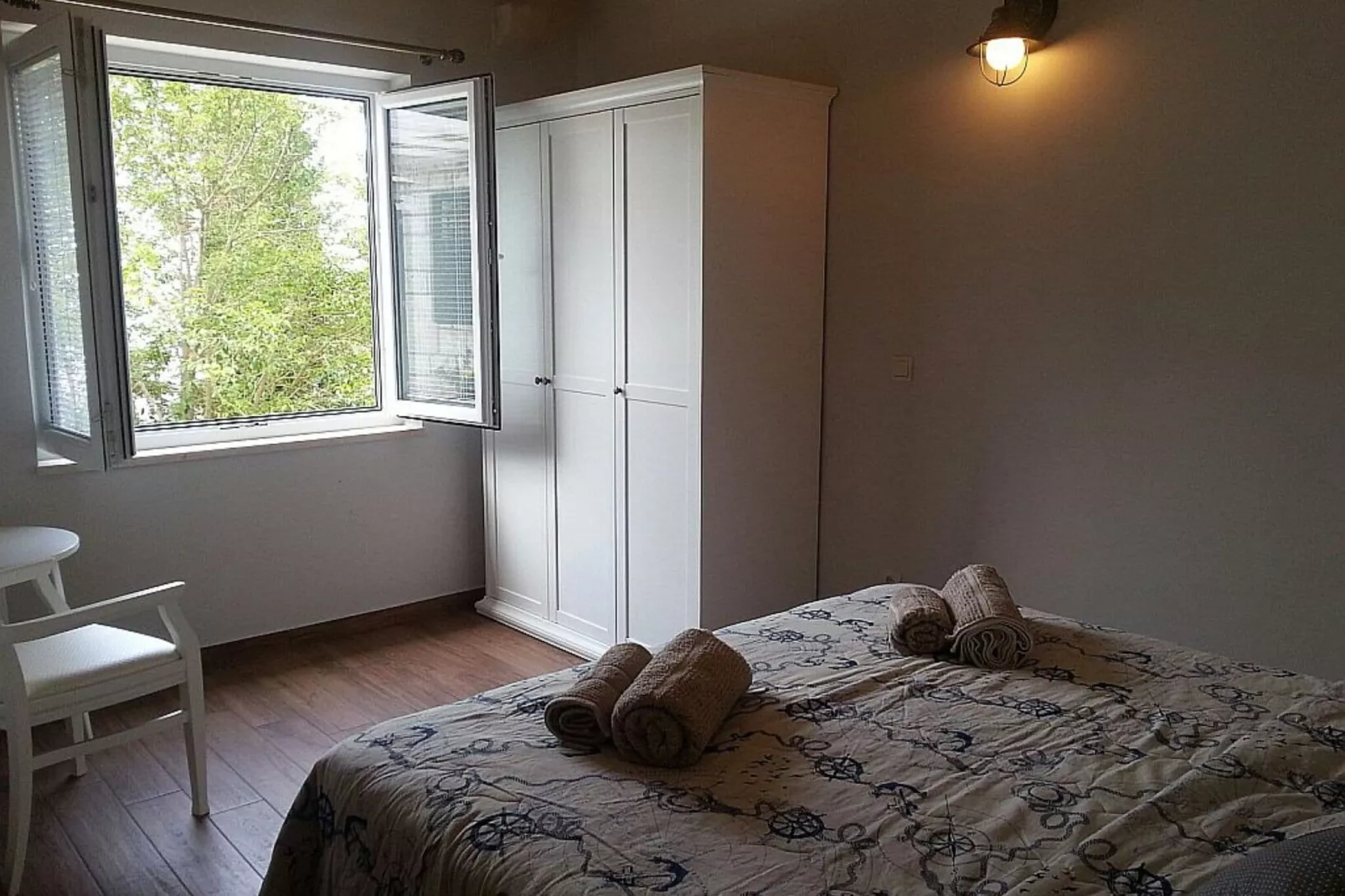 Villa Mirjana - One Bedroom Apartment with Terrace and Side Sea View (Taverna)-Chambre