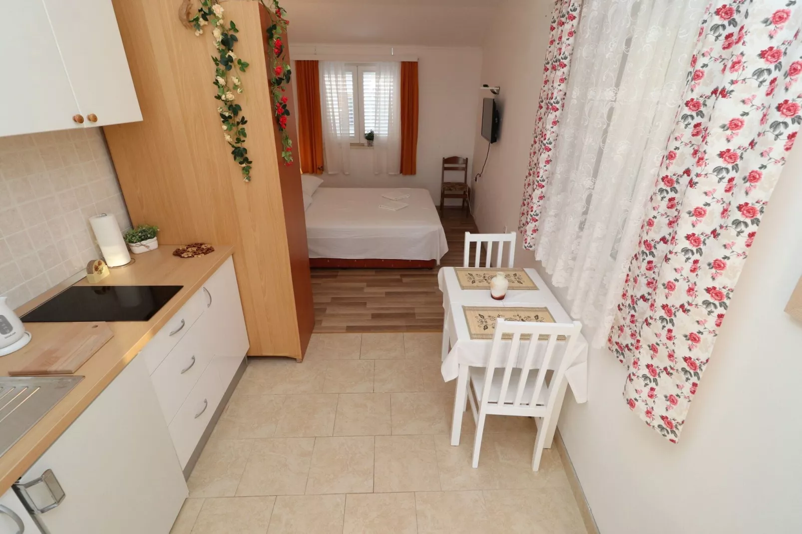 Apartments Sergej-Standard Studio apartment with Terrace and Sea View ( Nataša )-Dining room
