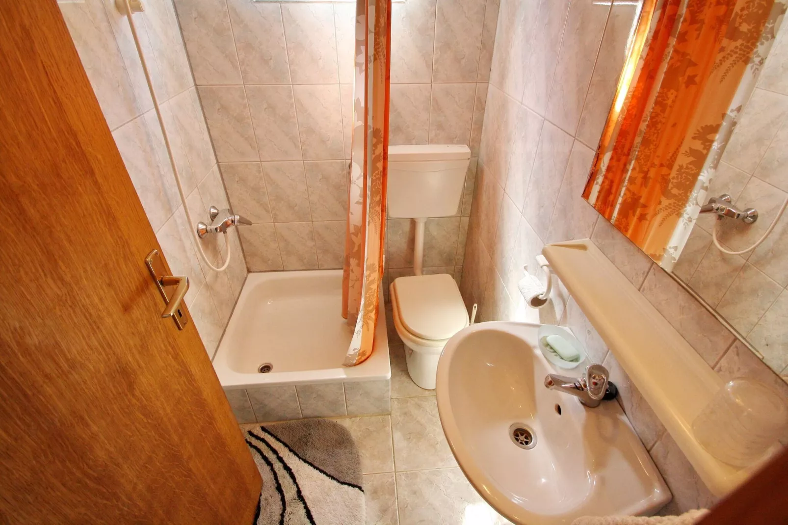 Apartments Lemeš - One Bedroom Apartment with Garden View Apt4-Bathroom