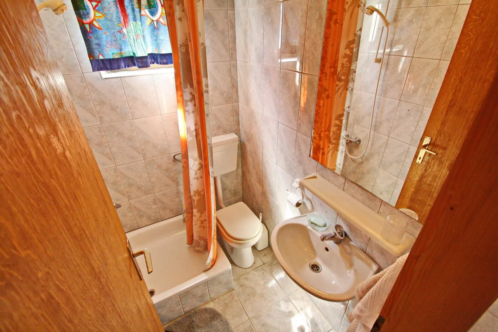 Apartments Lemeš - One Bedroom Apartment with Garden View Apt4-Bathroom
