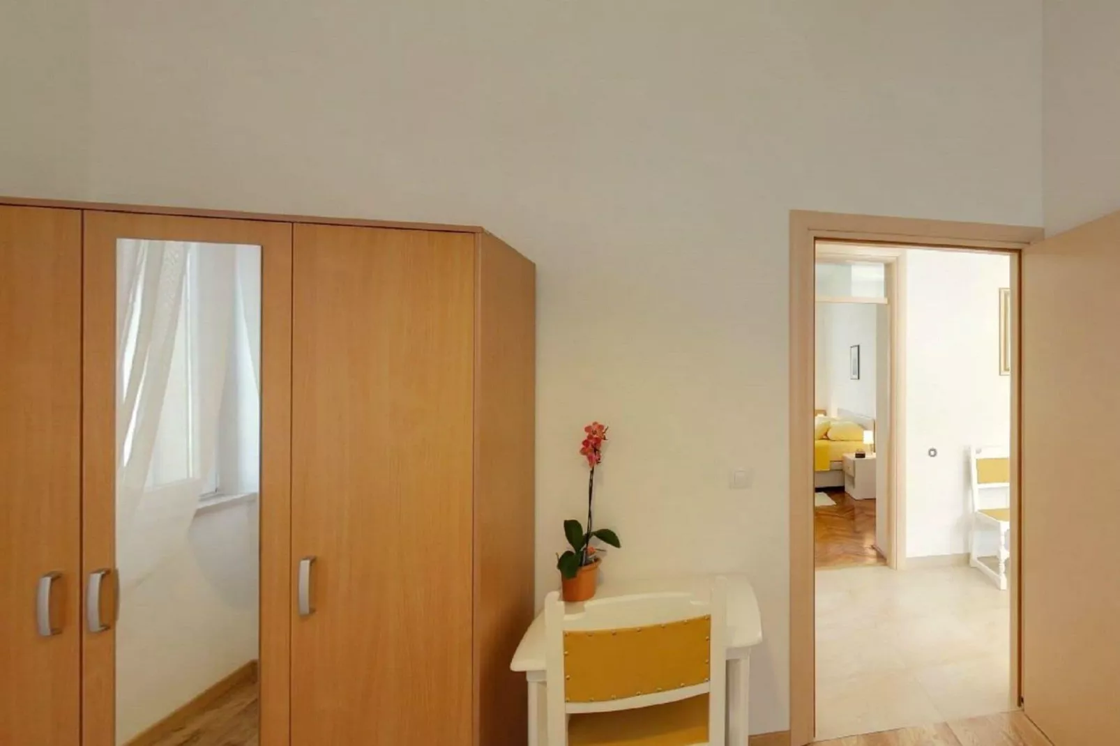 Apartment Mihe - Two-Bedroom Apartment with Balcony and Sea View-Chambre