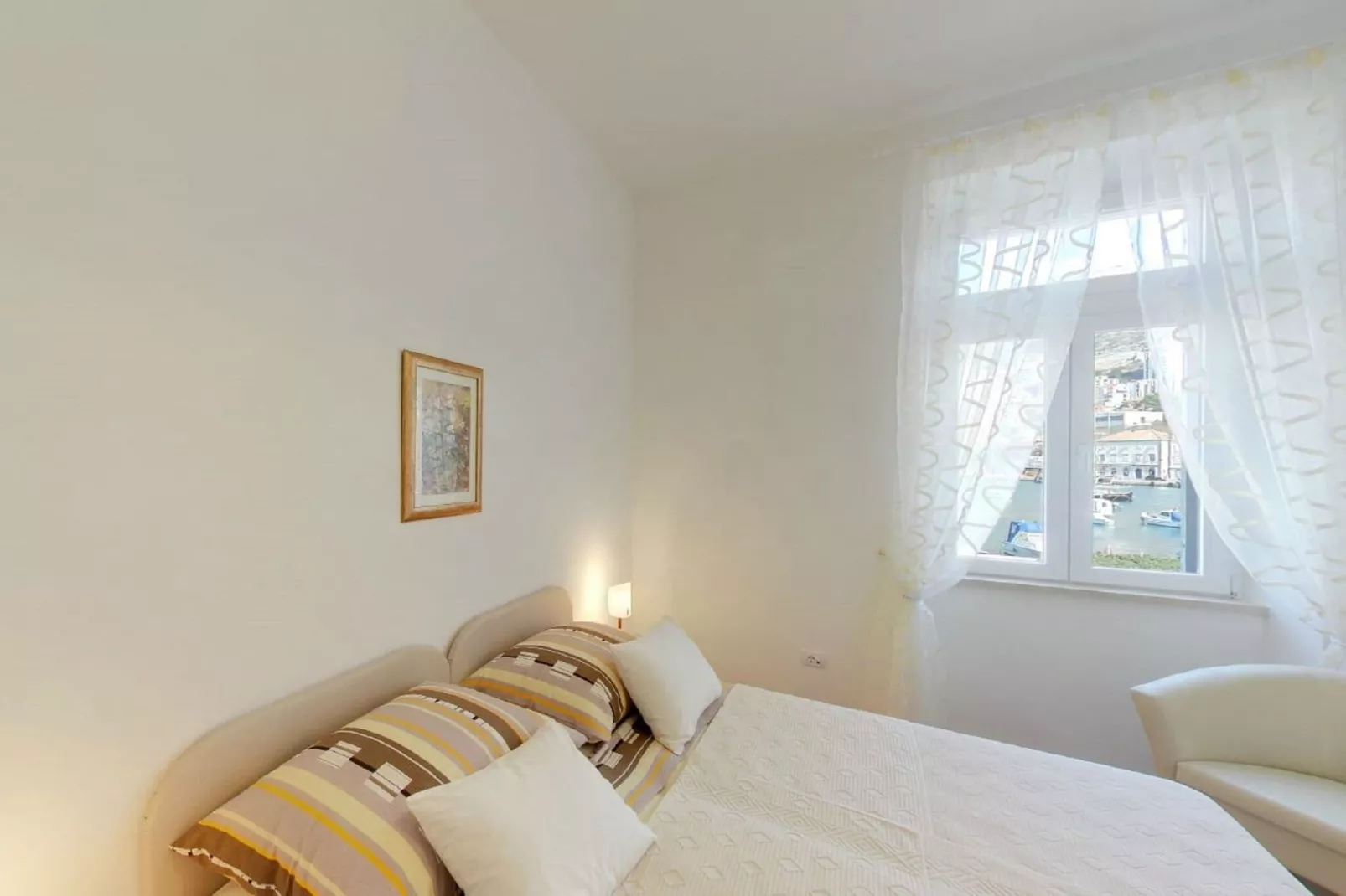 Apartment Mihe - Two-Bedroom Apartment with Balcony and Sea View-Chambre