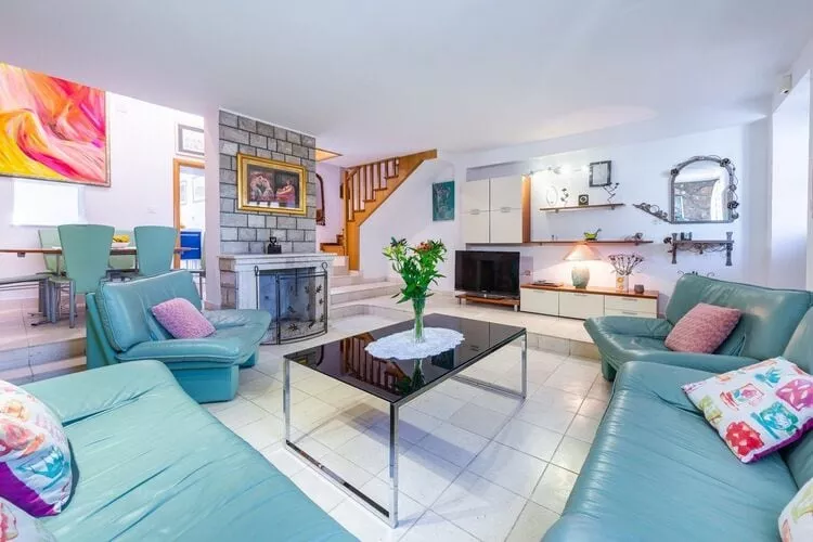 Villa Mia -Three-Bedroom Villa with Swimming Pool-Living room