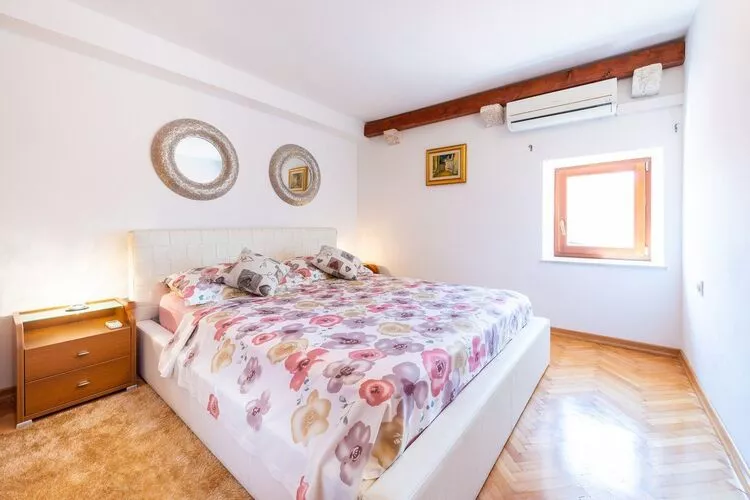 Villa Mia -Three-Bedroom Villa with Swimming Pool-Bedroom