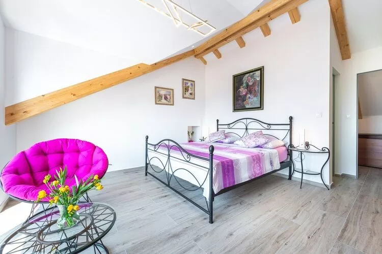 Villa Mia -Three-Bedroom Villa with Swimming Pool-Bedroom