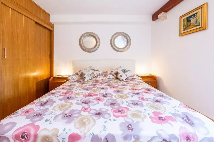 Villa Mia -Three-Bedroom Villa with Swimming Pool-Bedroom