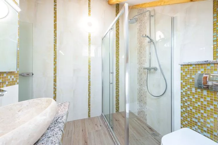 Villa Mia -Three-Bedroom Villa with Swimming Pool-Bathroom