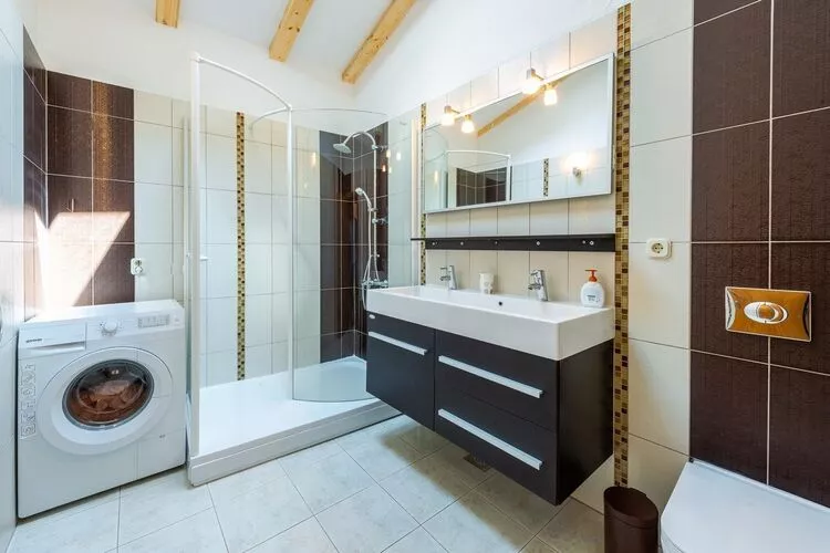 Villa Mia -Three-Bedroom Villa with Swimming Pool-Bathroom