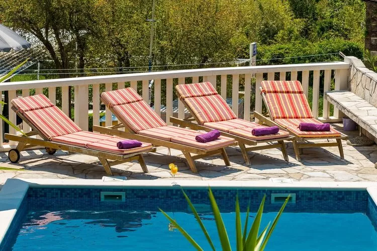 Villa Mia -Three-Bedroom Villa with Swimming Pool-Terrace