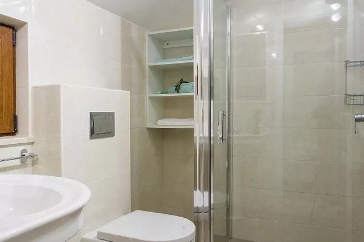 Villa Falcon Rook - Four-Bedroom Villa with Terrace and Swimming Pool-Bathroom