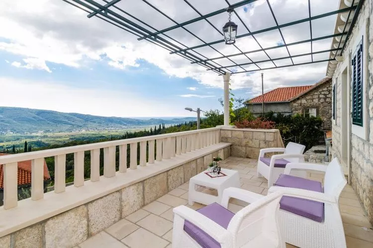 Villa Falcon Rook - Four-Bedroom Villa with Terrace and Swimming Pool-Terrace balcony