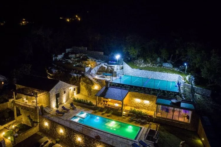 Villa Falcon Rook - Four-Bedroom Villa with Terrace and Swimming Pool-Outdoor