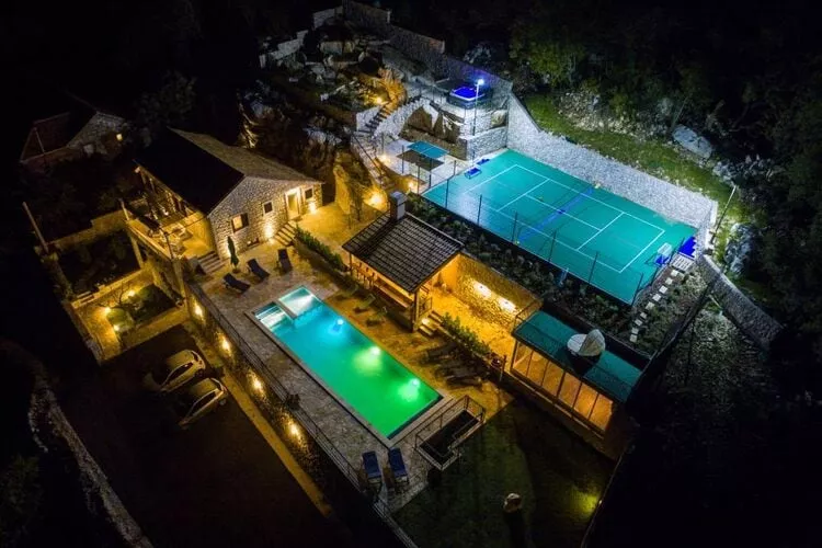 Villa Falcon Rook - Four-Bedroom Villa with Terrace and Swimming Pool-Outdoor