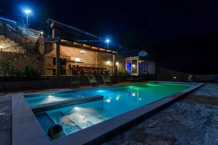 Villa Falcon Rook - Four-Bedroom Villa with Terrace and Swimming Pool-Pool