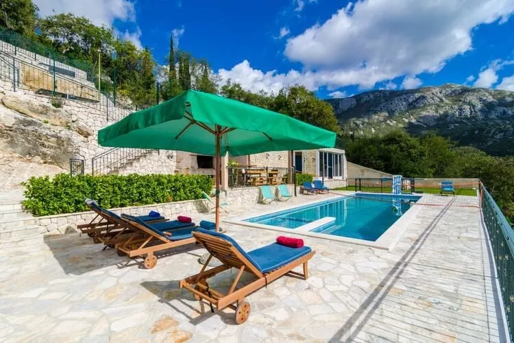 Villa Falcon Rook - Four-Bedroom Villa with Terrace and Swimming Pool-Pool