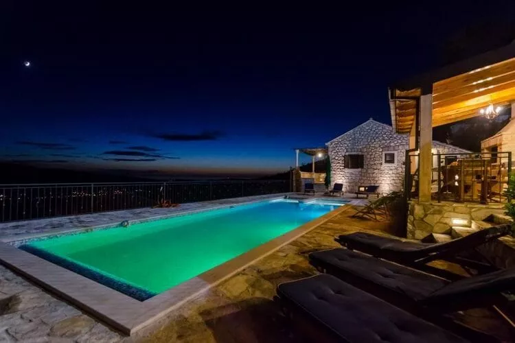 Villa Falcon Rook - Four-Bedroom Villa with Terrace and Swimming Pool-Pool