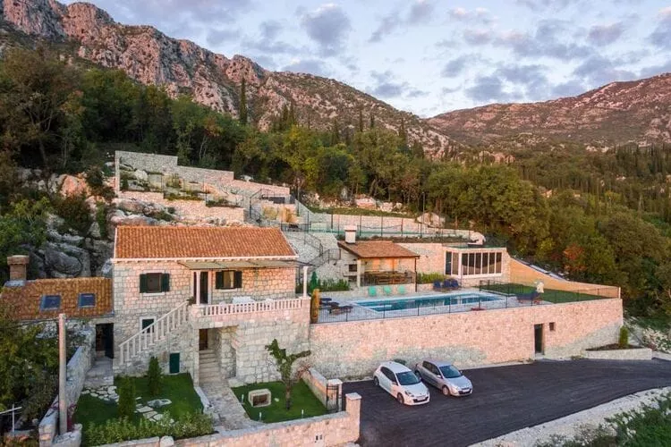 Villa Falcon Rook - Four-Bedroom Villa with Terrace and Swimming Pool-Outdoor