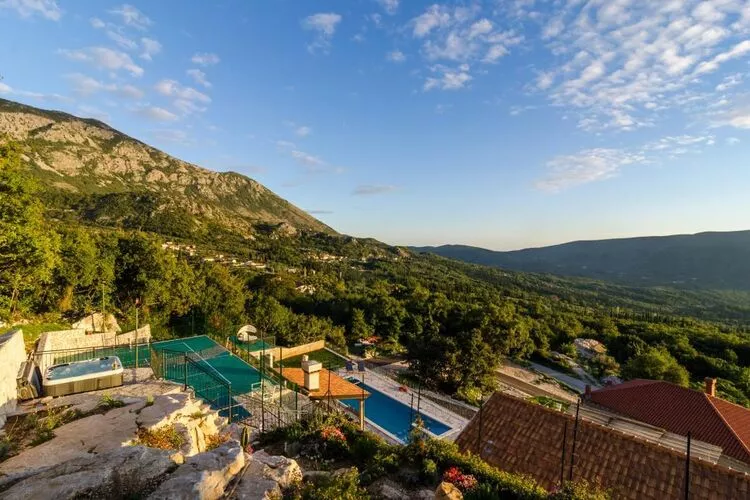 Villa Falcon Rook - Four-Bedroom Villa with Terrace and Swimming Pool-Outdoor