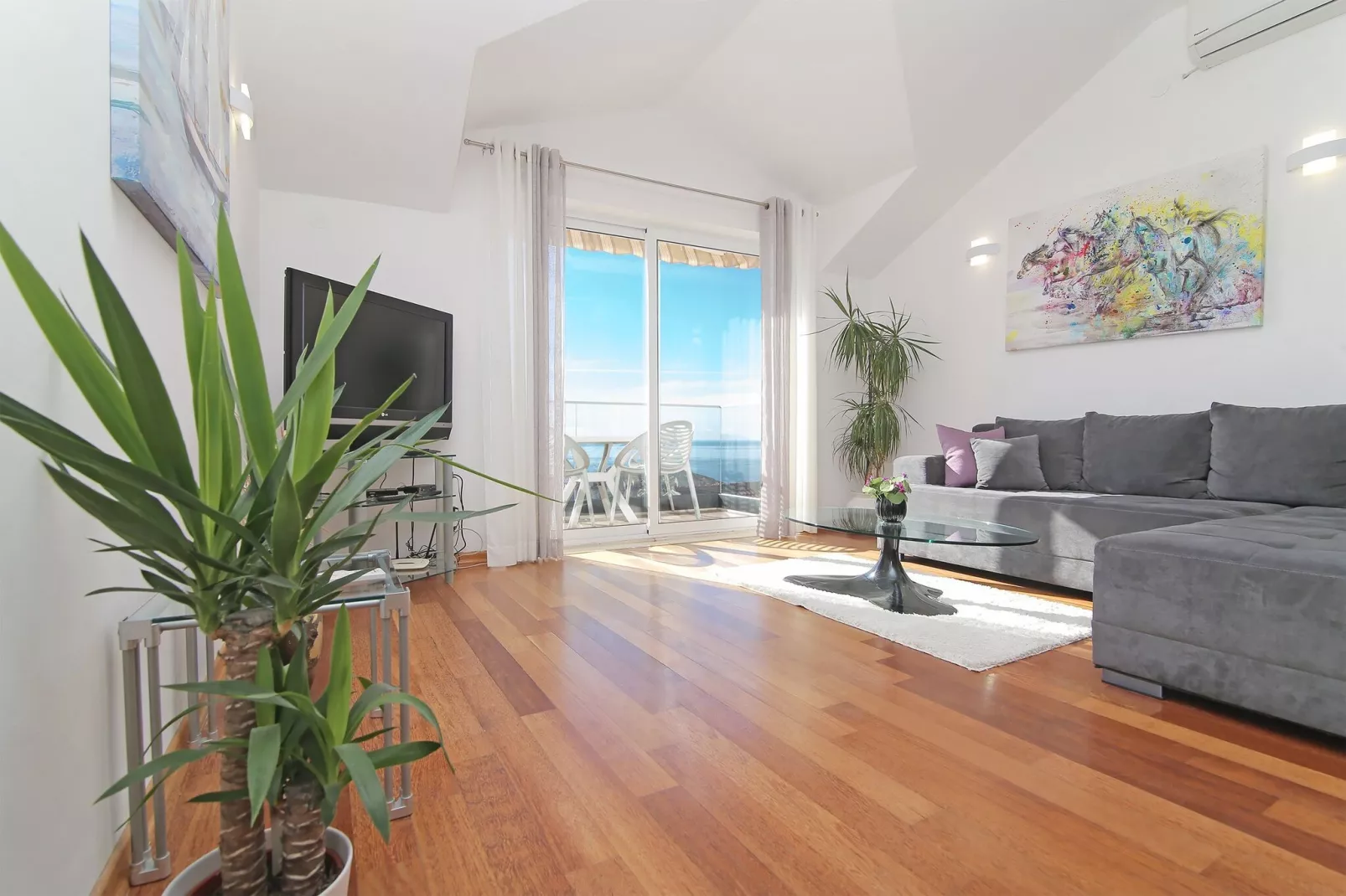 Apartments Isabora - Comfort Three-Bedroom Apartment with Balcony and Sea View (Second Floor)-Living room