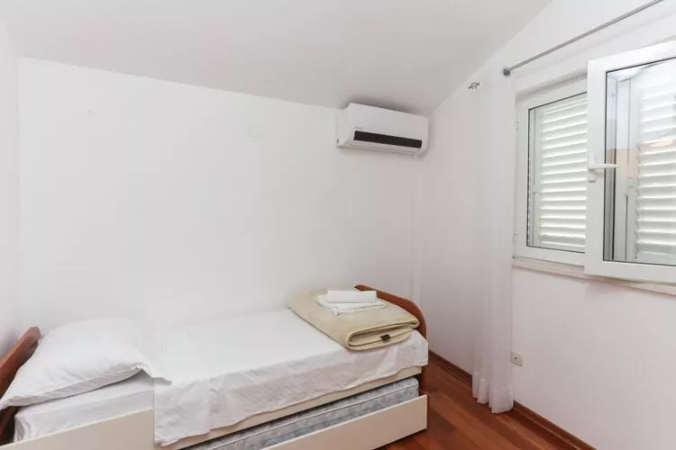 Apartments Isabora - Comfort Three-Bedroom Apartment with Balcony and Sea View (Second Floor)-Bedroom