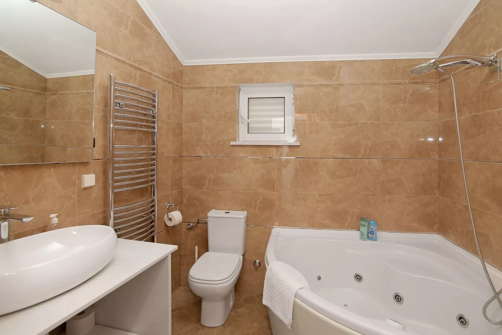 Apartments Isabora - Comfort Three-Bedroom Apartment with Balcony and Sea View (Second Floor)-Bathroom