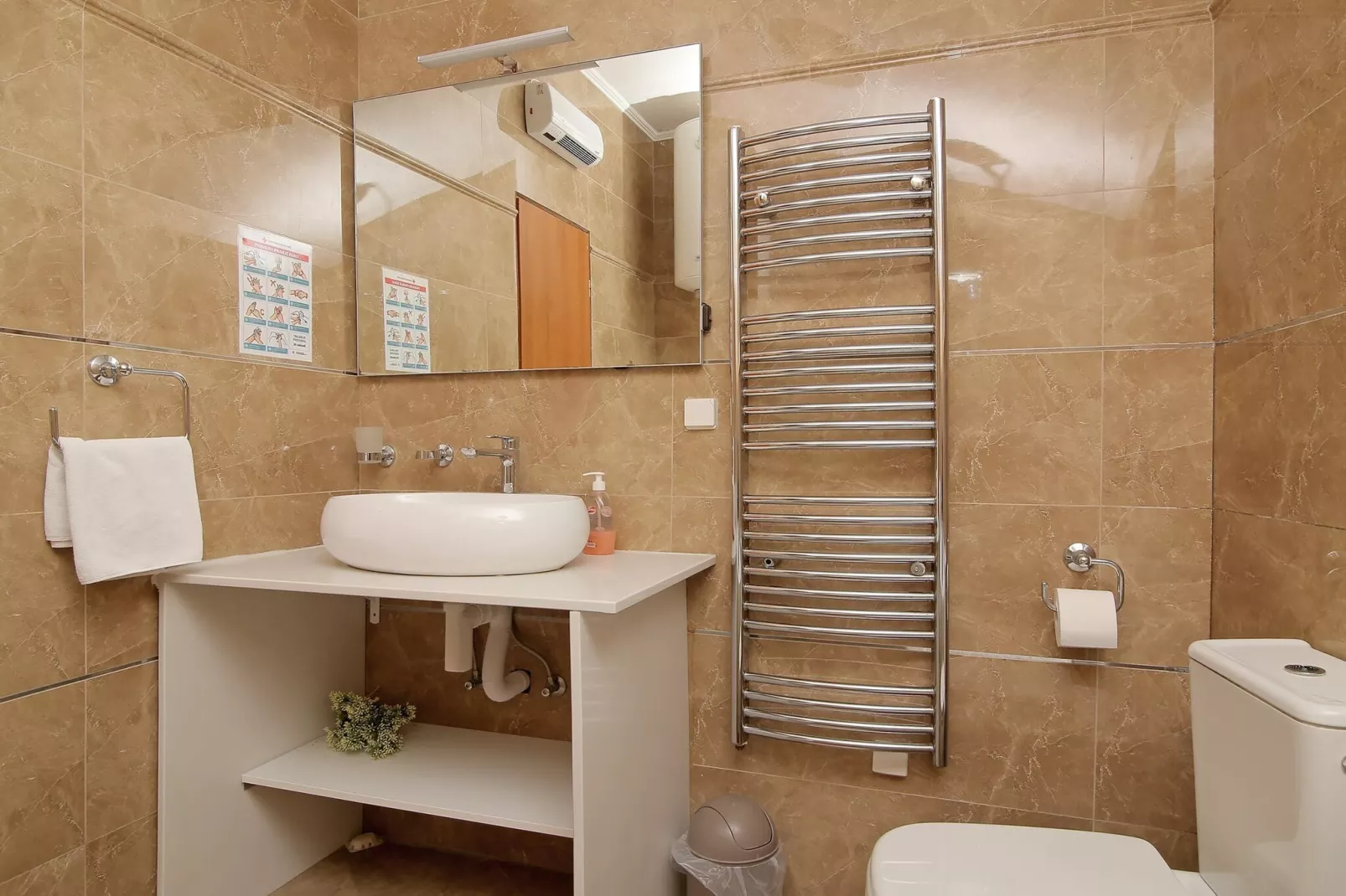 Apartments Isabora - Comfort Three-Bedroom Apartment with Balcony and Sea View (Second Floor)-Bathroom