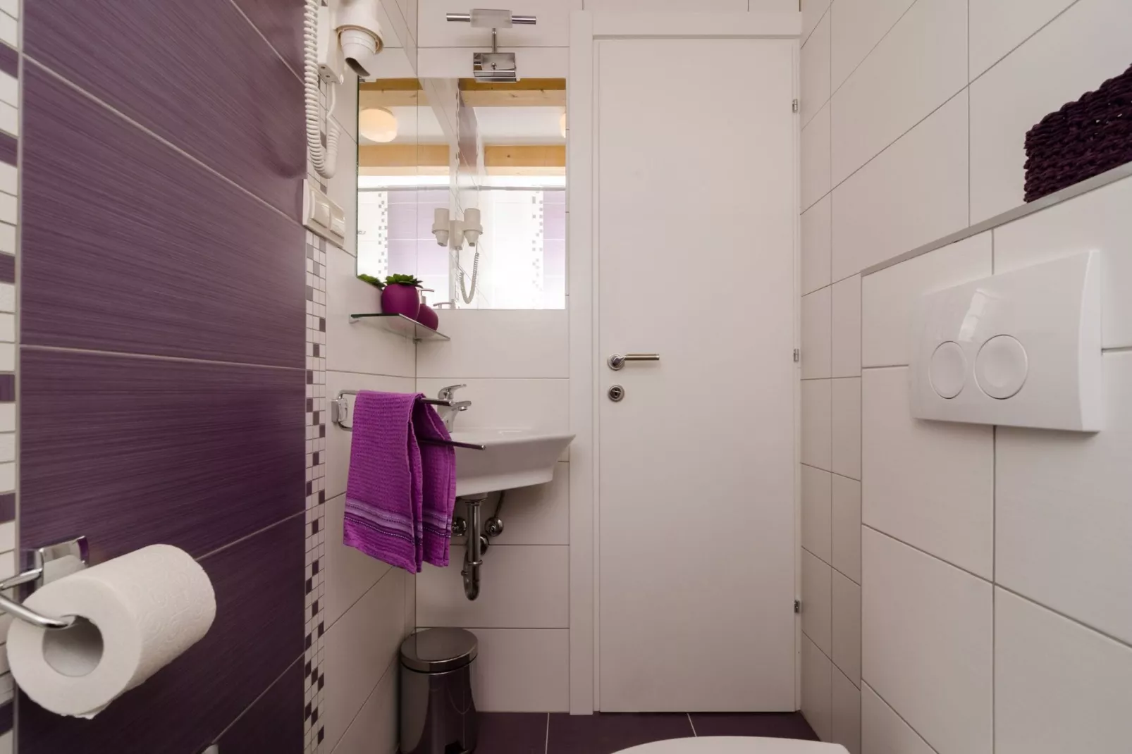 Lavender Garden Apartments - Studio Apartment with City View (First Floor) - APT 4-Bathroom