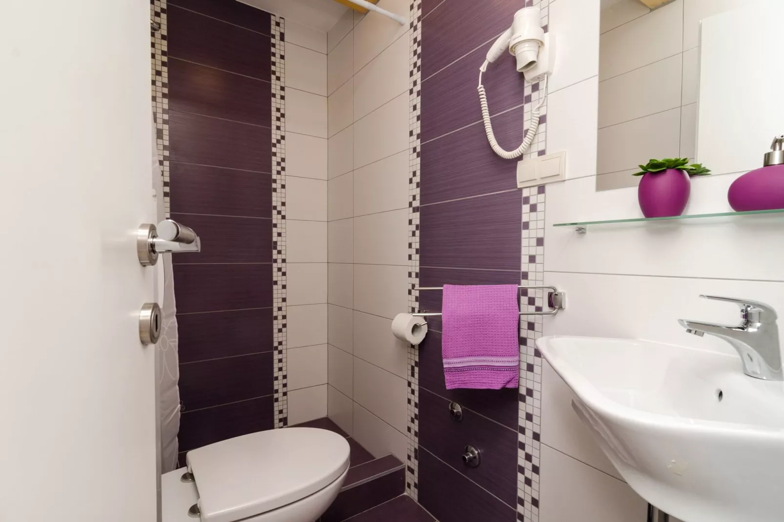 Lavender Garden Apartments - Studio Apartment with City View (First Floor) - APT 4-Bathroom