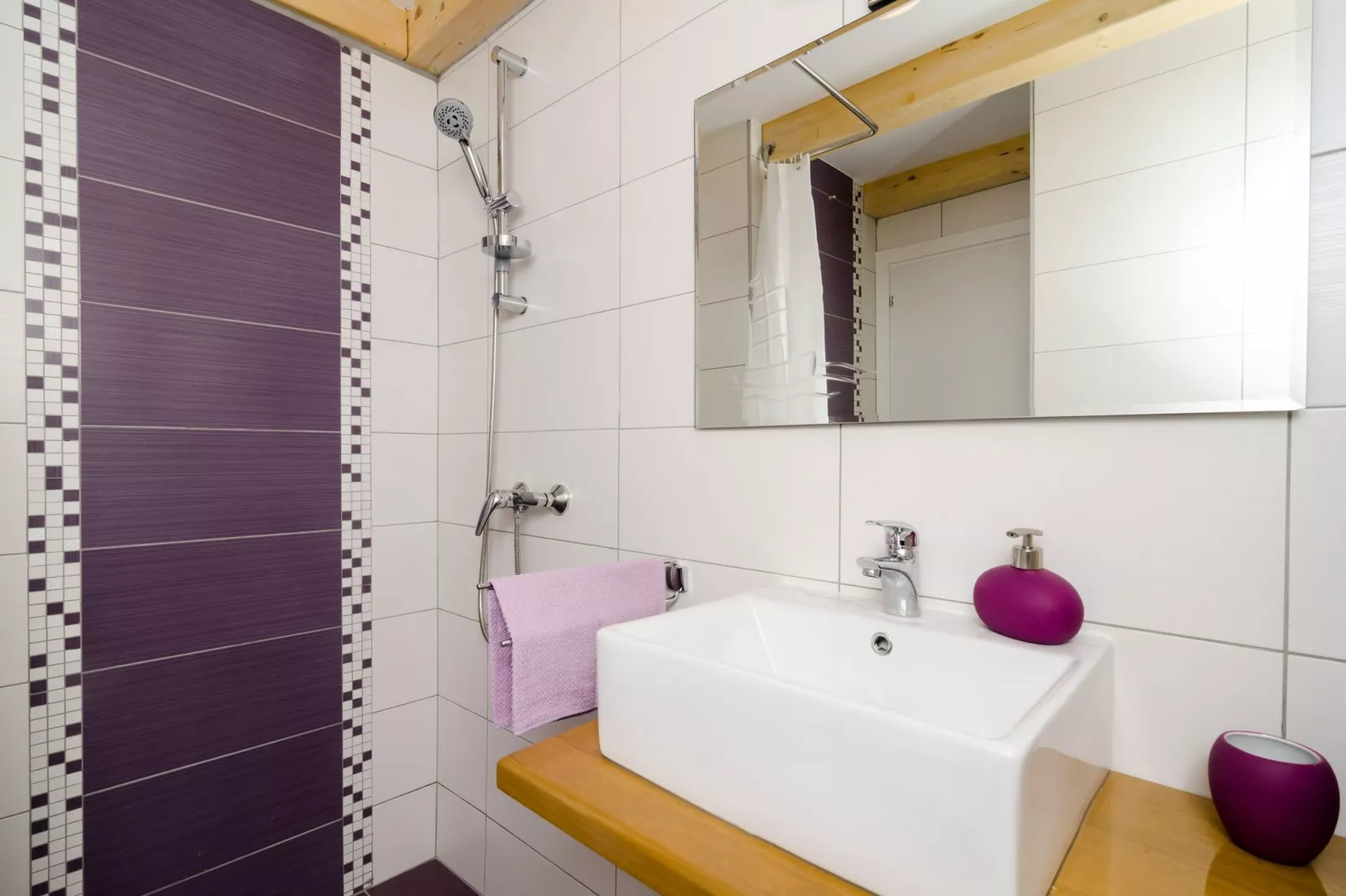 Lavender Garden Apartments - Studio Apartment (First Floor) - APT 3-Bathroom