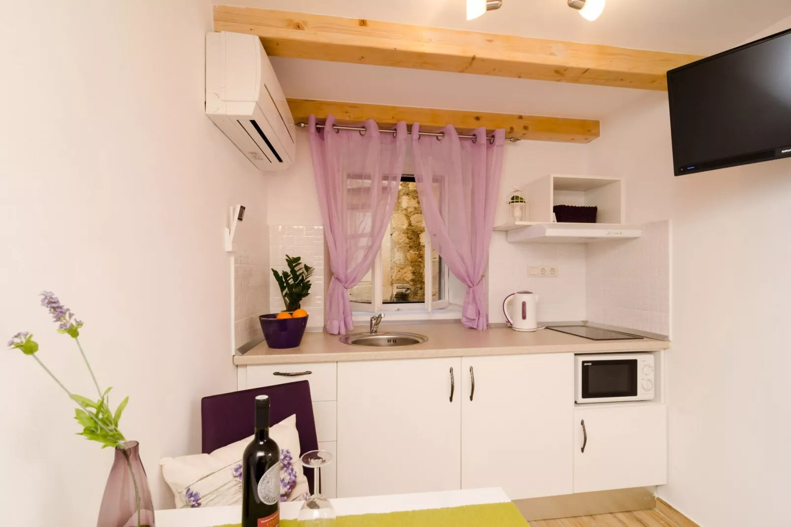 Lavender Garden Apartments - Comfort Studio Apartment (Ground Floor) - APT 2-Kitchen