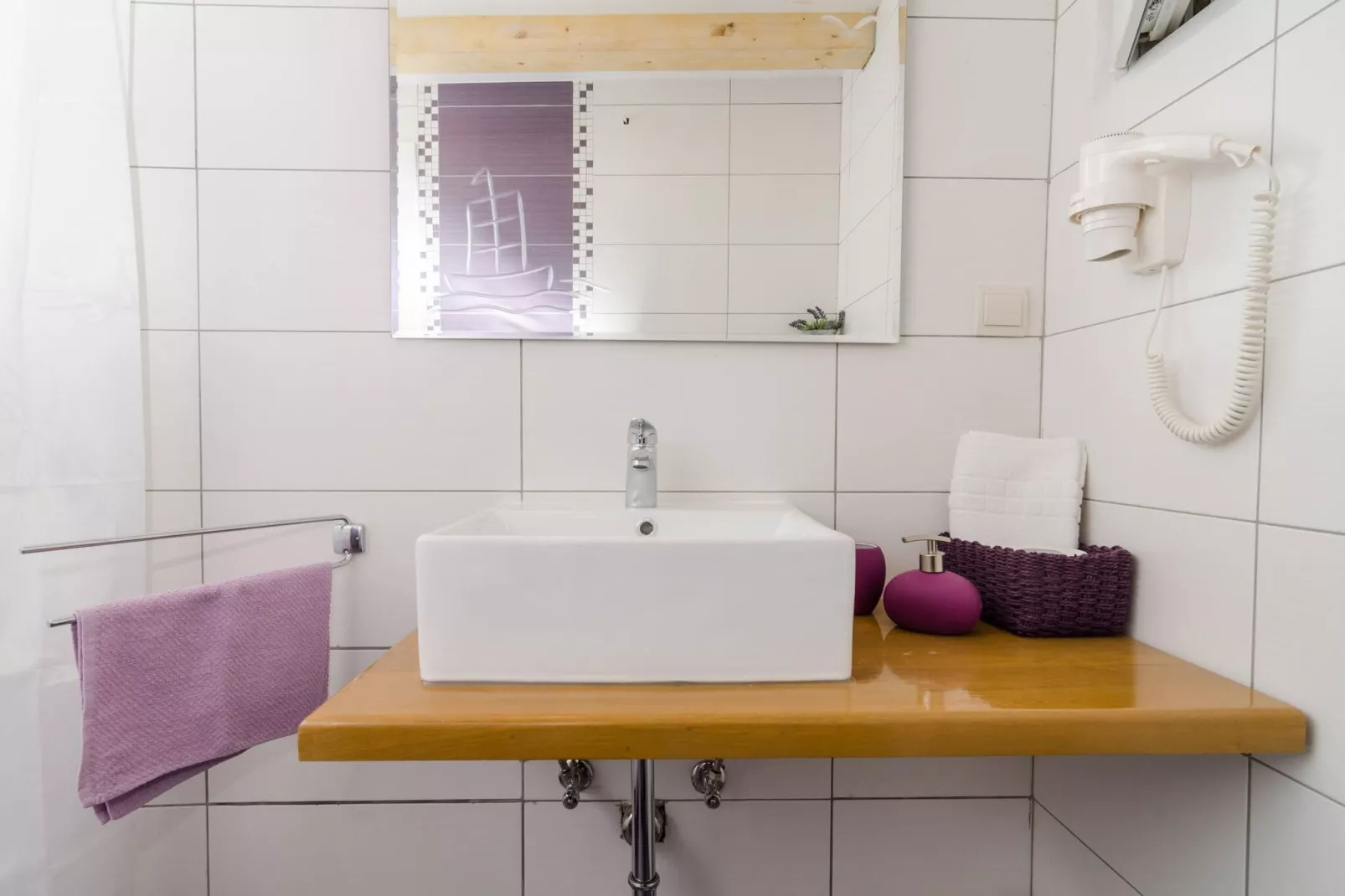 Lavender Garden Apartments - Comfort Studio Apartment (Ground Floor) - APT 2-Bathroom