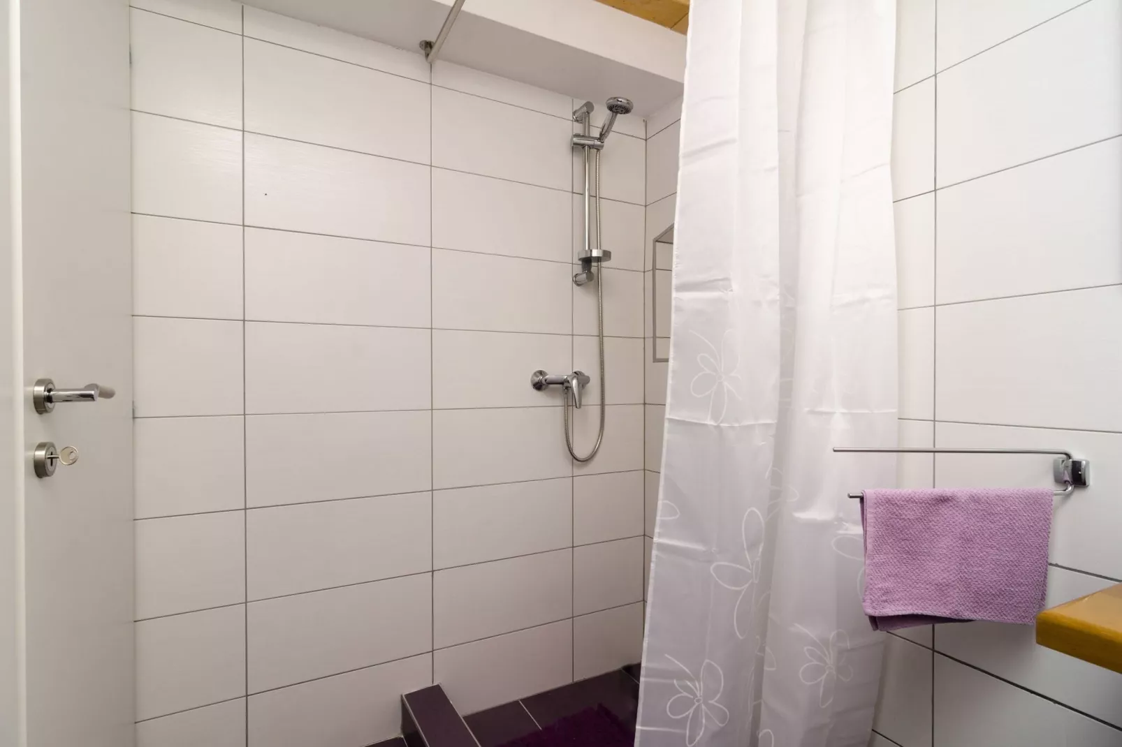 Lavender Garden Apartments - Comfort Studio Apartment (Ground Floor) - APT 2-Bathroom