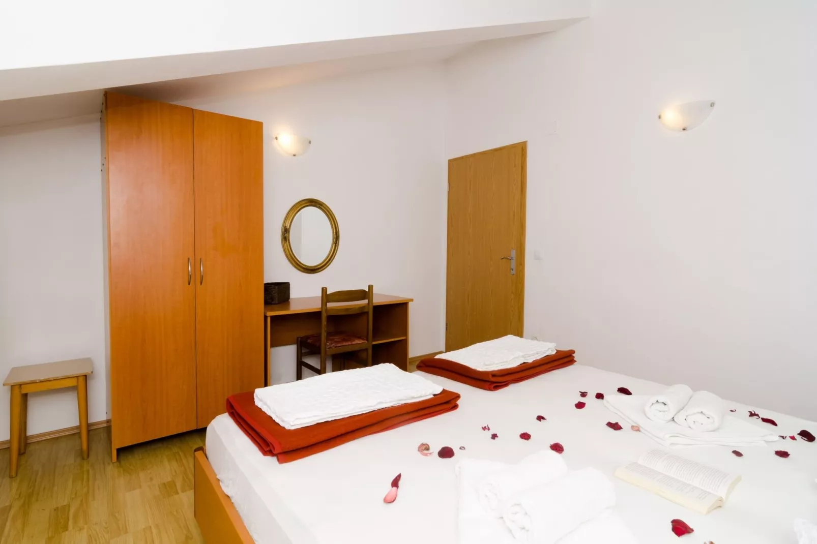 Apartments Senjo - One Bedroom Apartment with Balcony and Side Sea View (Apartman 6)-Chambre