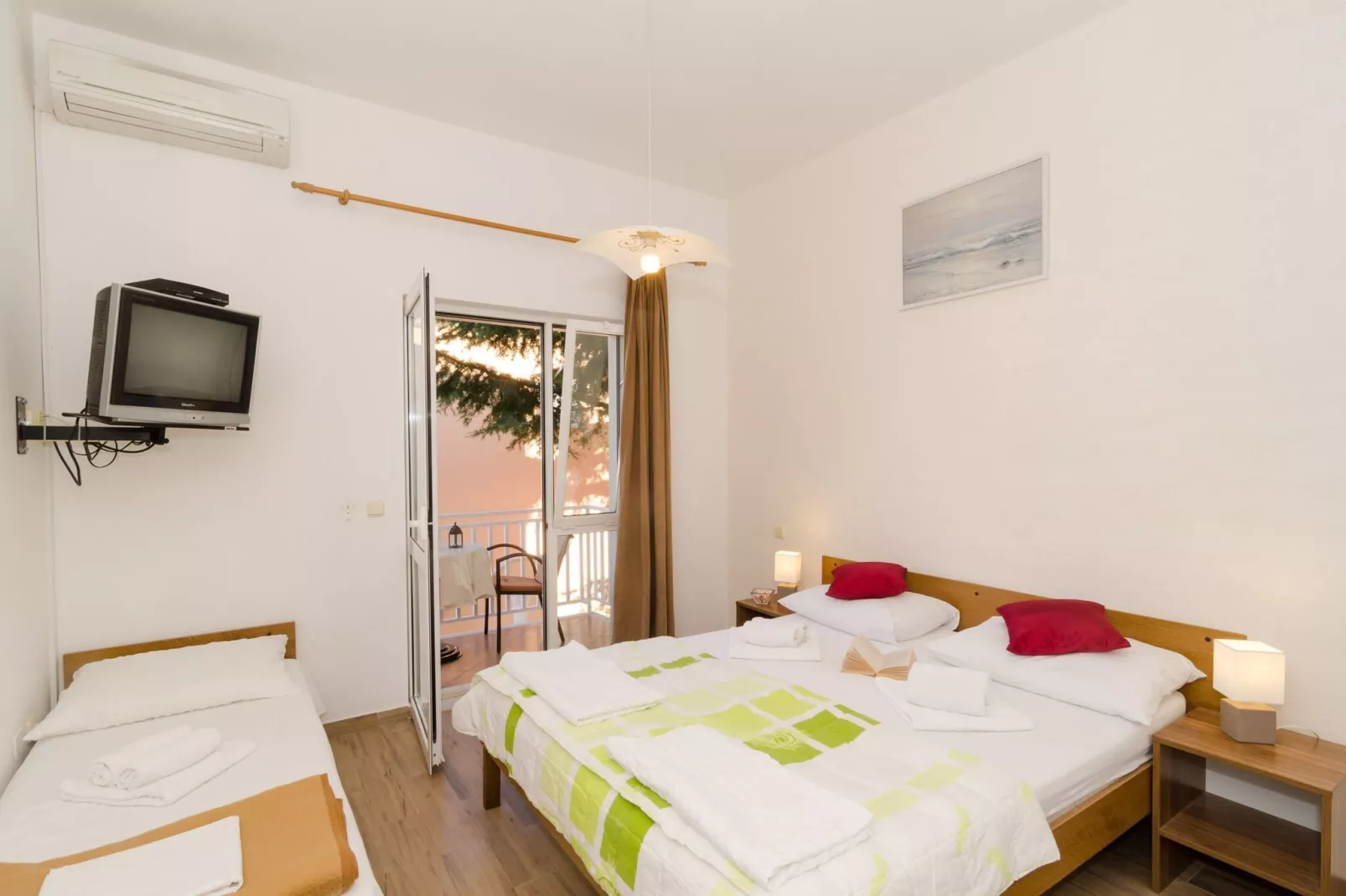 Apartments Senjo - Studio Apartment with Balcony with Side Sea View (Apartman 4)-Chambre