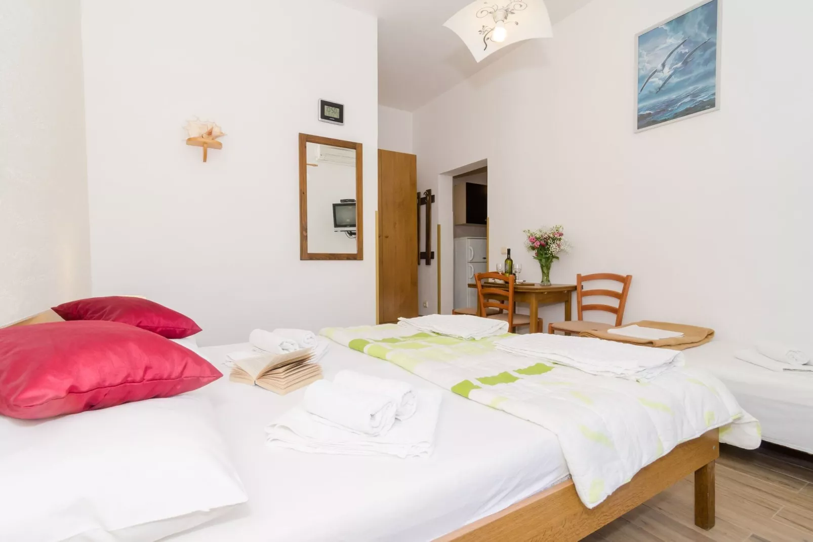 Apartments Senjo - Studio Apartment with Balcony with Side Sea View (Apartman 4)-Chambre