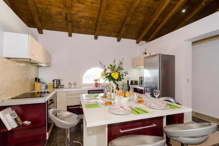 Villa Avoca - Four Bedroom Villa with Swimming Pool-Kitchen