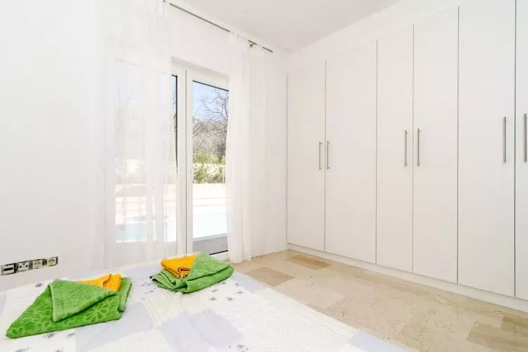 Villa Avoca - Four Bedroom Villa with Swimming Pool-Bedroom
