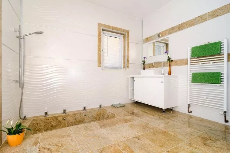 Villa Avoca - Four Bedroom Villa with Swimming Pool-Bathroom