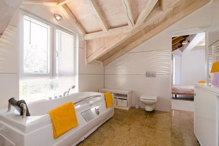 Villa Avoca - Four Bedroom Villa with Swimming Pool-Bathroom
