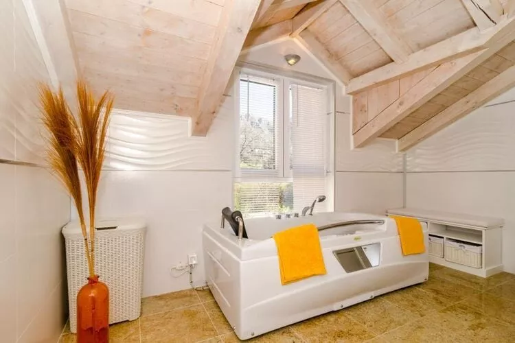 Villa Avoca - Four Bedroom Villa with Swimming Pool-Bathroom