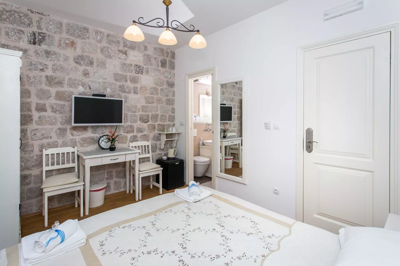Guest House Lumin - Deluxe Double or Twin Room with City View (Second Floor) (BR2)-Bedroom