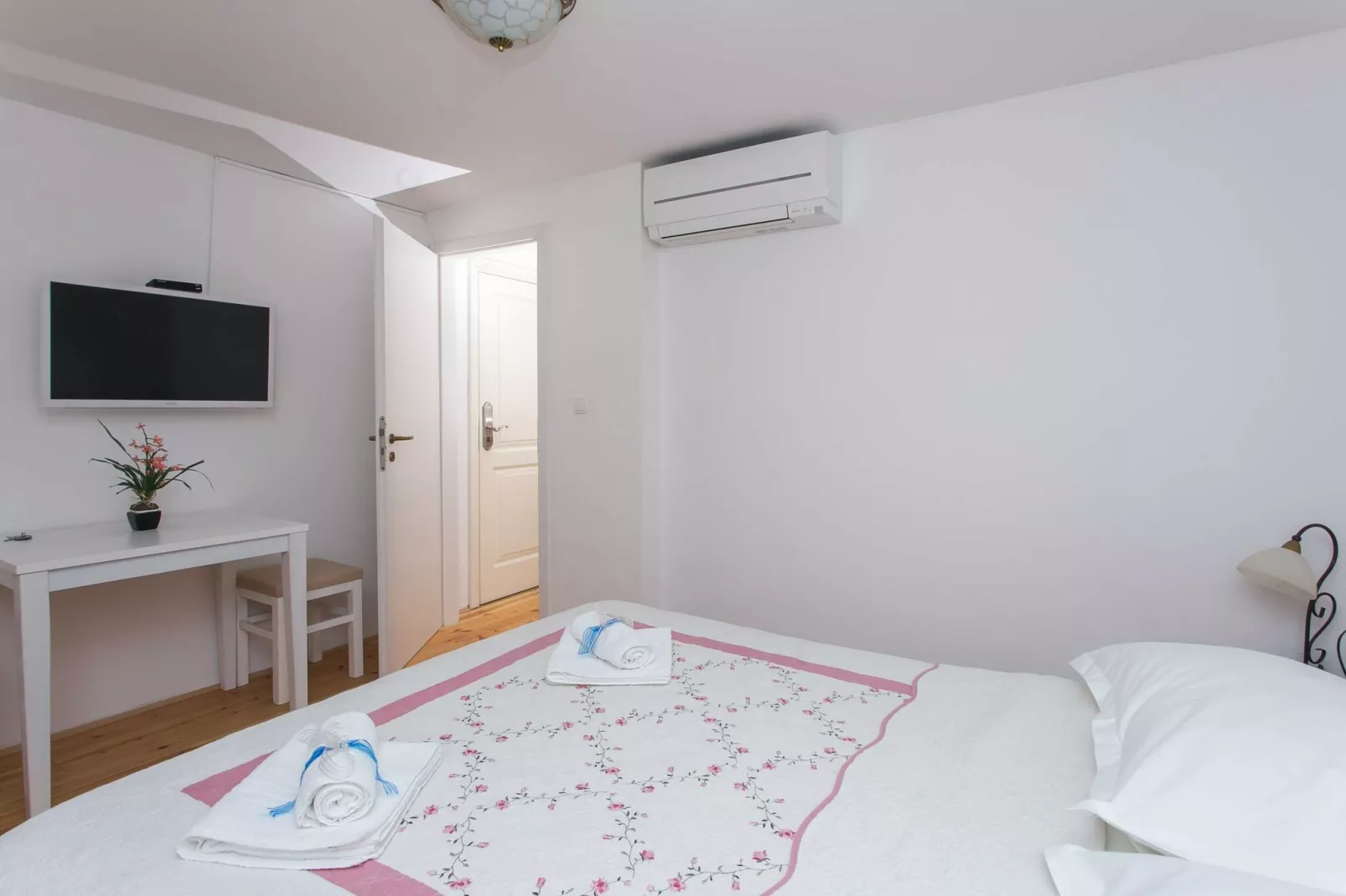 Guest House Lumin - Studio Apartment with City View Third Floor) (BR4)-Bedroom