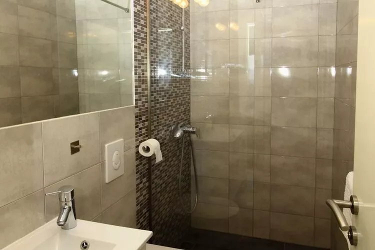 Apartments Dubreta - Two Bedroom Apartment with Balcony-Bathroom