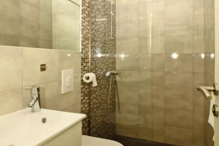 Apartments Dubreta - Two Bedroom Apartment with Balcony-Bathroom