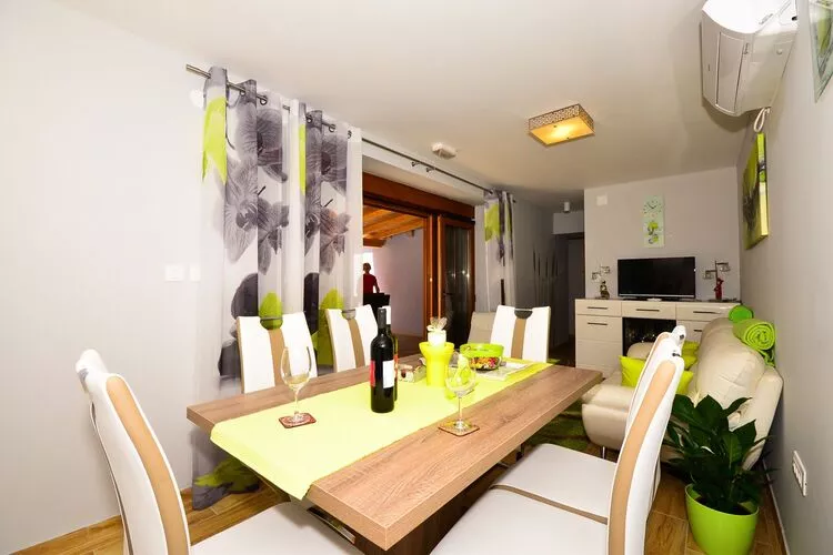 Holiday Home Belmondo- Three Bedroom Home with Terrace and Private Pool (A6)-Dining room
