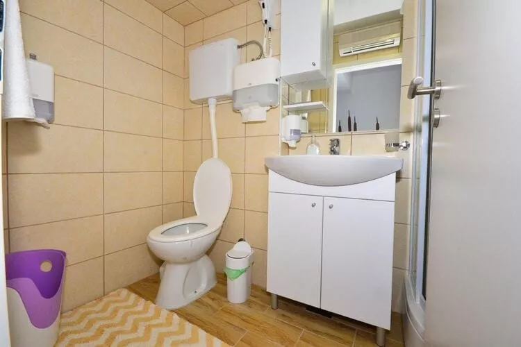 Holiday Home Belmondo- Three Bedroom Home with Terrace and Private Pool (A6)-Bathroom