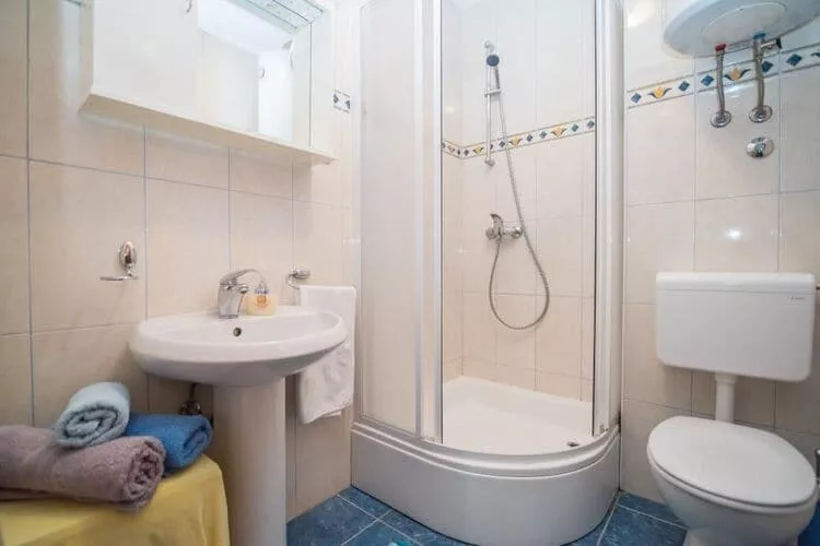Apartments Batinic - One Bedroom Apartment with Terrace (ST)-Salle de bain