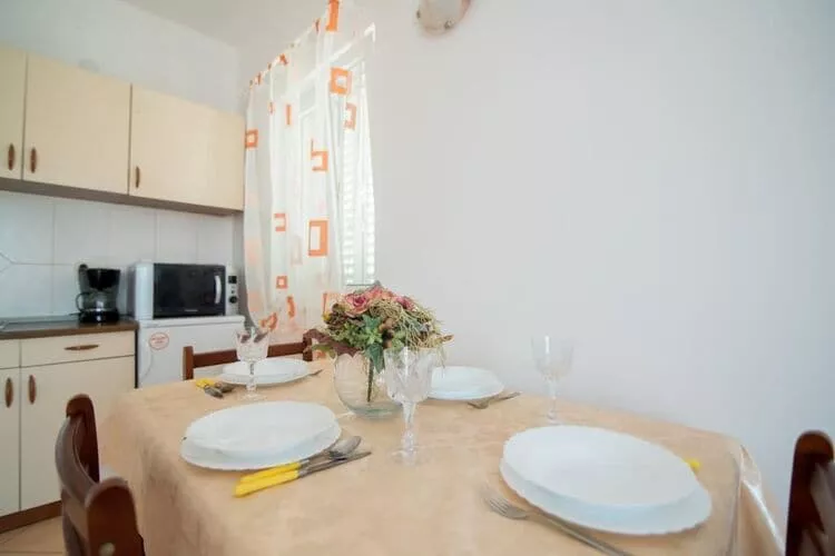 Apartments Batinic - Two Bedroom Apartment with Terrace and Sea View (ST)-Dining room
