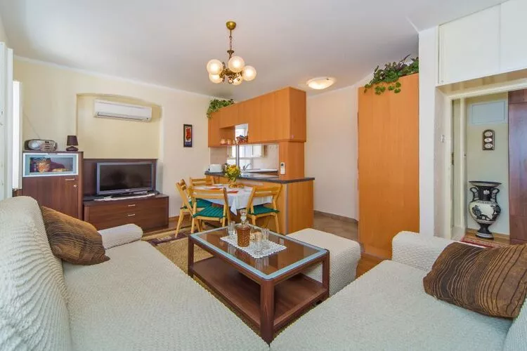 Apartment Maru - Two Bedroom Apartment with City View (A4)-Living room
